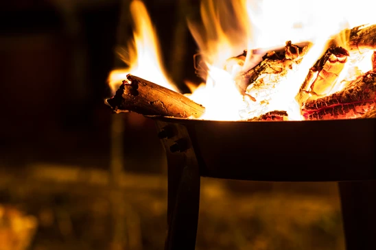 Pizza artisanale aux pepperonis cuite dans un four à bois traditionnel en pierre réfractaire