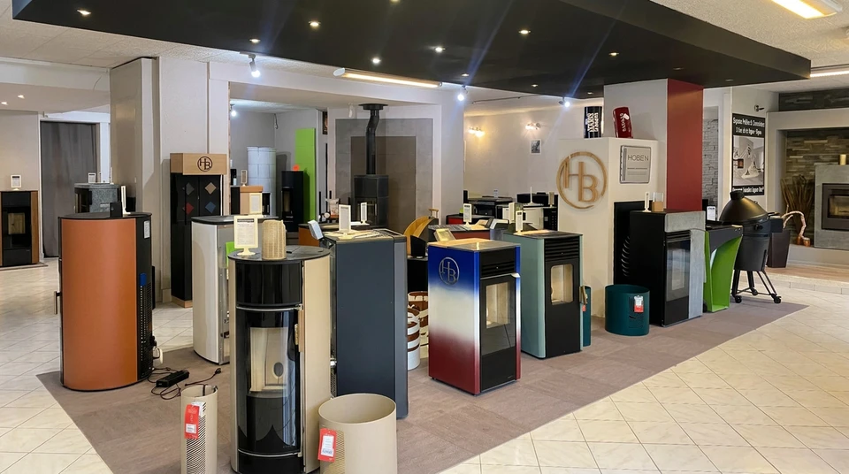 Le client reçoit des conseils d'une femme travaillant comme vendeuse dans une quincaillerie